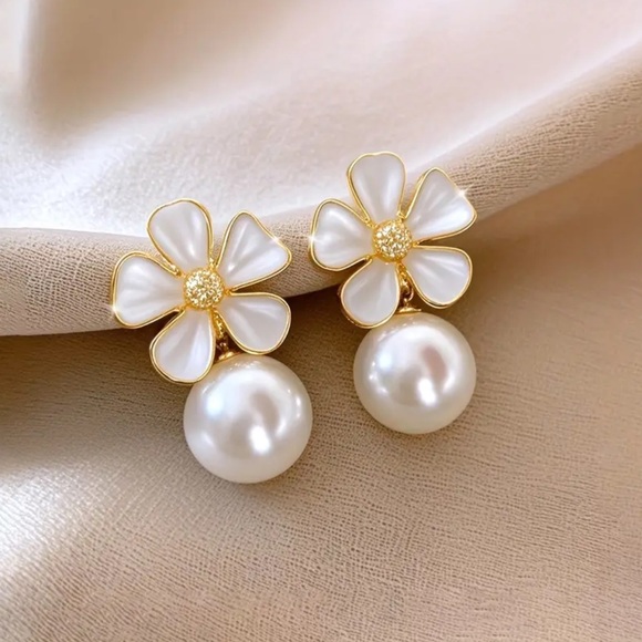 Jewelry - NWOT - Gold and White Floral Pearl Drop Earrings